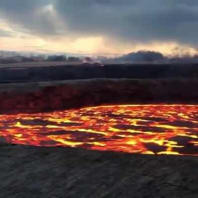 🔥 A close up footage of a fast flowing river of lava rushing from Hawaii's Kilauea volcano. Credit: John Tarson from Epic Lava Tours.