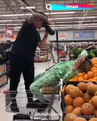 Squashing supermarket oranges just to get a good portrait