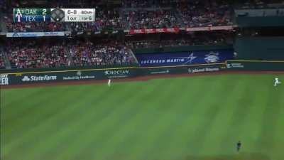 Fan Shines Green Laser at Max Muncy During Dodgers vs. Mets Game! 