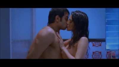 Sunny leone uncensored kissing scene in ragini mms 2