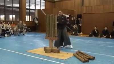 Tameshigiri Master demonstrates how useless a katana could be without the proper skills and experience.