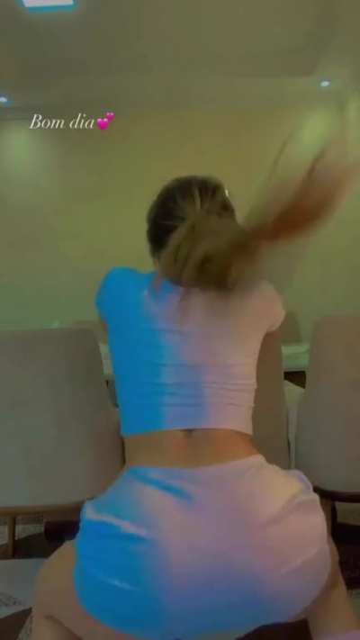 Brazilian woman whine & twerk