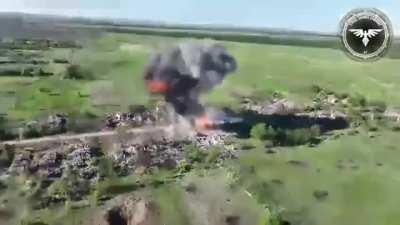 A Ukrainian FPV pilot of the 47th Mechanized Brigade destroys an abandoned Russian tank with his quad. 