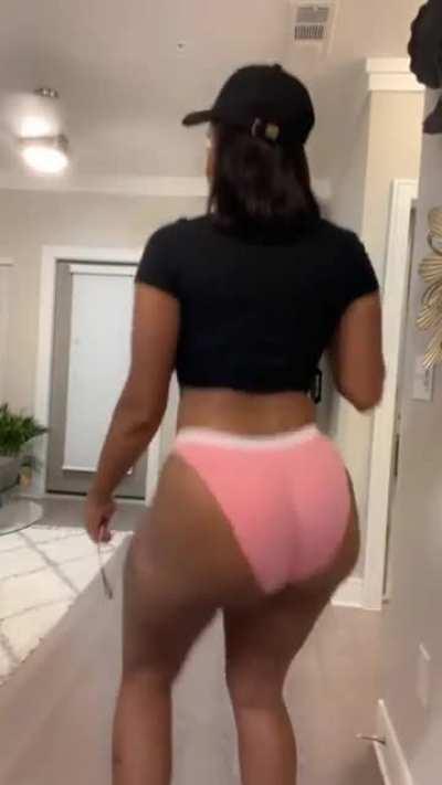 I just love how a big booty look in regular panties 😩🙌🏾