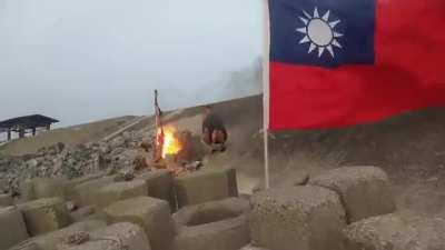 China flag🇹🇼 &amp;amp; burning gongfei flag🇨🇳