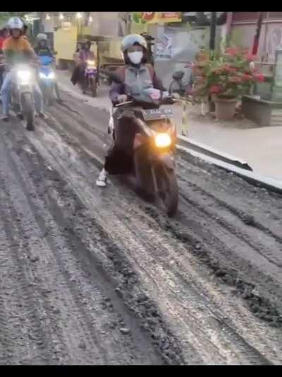 Sebuah kejadian mengejutkan terjadi di Jombang, Jawa Timur, pada Kamis (26/10). Sebuah ruas jalan yang baru saja selesai dicor tiba-tiba dilewati oleh sejumlah warga, mengakibatkan kerusakan serius pada jalan tersebut.