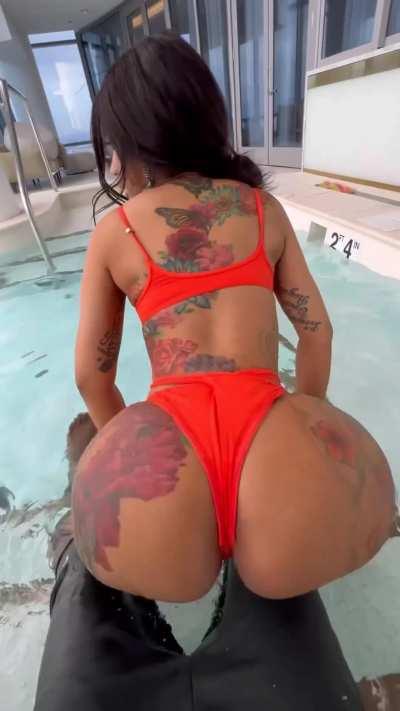 Cardi Huge 🍑