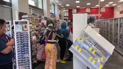 Group robs CVS in broad daylight