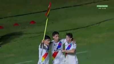 Vasco da Gama, one of the main teams in Brazil, played today with a uniform and corner flags in honor of Pride Day. This was the celebration of the first goal.