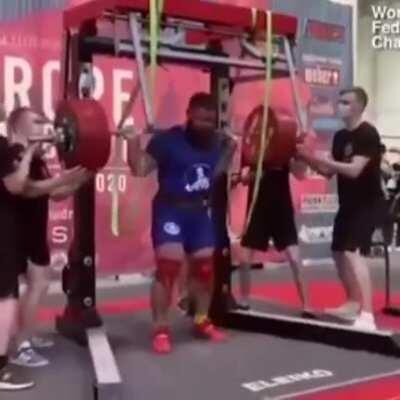 Knee-snapping weightlifting - lifting 400 kg