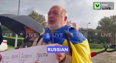 Ru pov: A guy in Odessa protests against the discrimination of Russian speakers