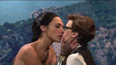 This world would have been a much better place, if we all had a Gal Gadot to smooch us like this