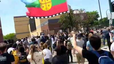 Bandera Mapuche avistada en una protesta fuera de una comisaría en Minneapolis