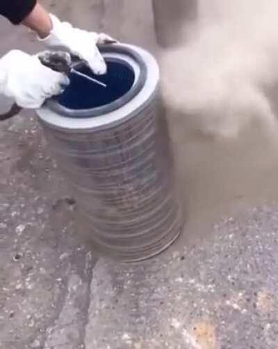 Cleaning a dustfilter