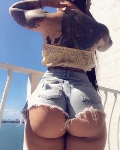 The way her ass hangs out her shorts 😍