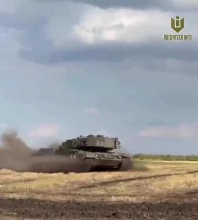 Leopard 2A4E is drifting somewhere in soughtern Ukraine. #Ukraine extends its gratitude to #Germany for providing #Leopard tanks. These tanks already became an important part of Ukraine counteroffensive and liberating ukrainian land.