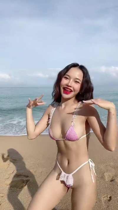 Pretty thai girl on the beach 