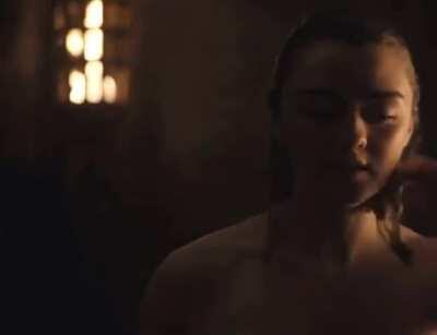 [Ass]-crack and sideboob, Maisie Williams (or a body double) in 'Game of Thrones' (S08E02/2019)(21y.o.)