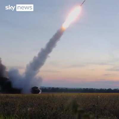 Ukraine firing a single GMLRS towards a Russian target from the British M270 MLRS (Sky News exclusive).