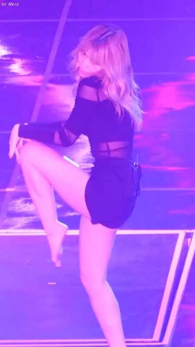 Twice Momo knows she’s hot