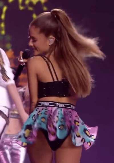 Ariana's petite booty🥵