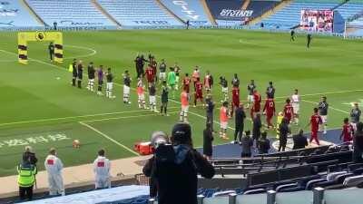 Manchester City give Liverpool their guard of honour