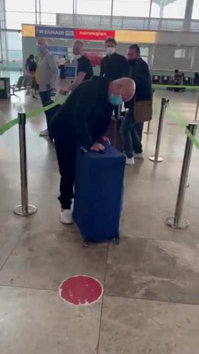 Dad gets pranked at the airport