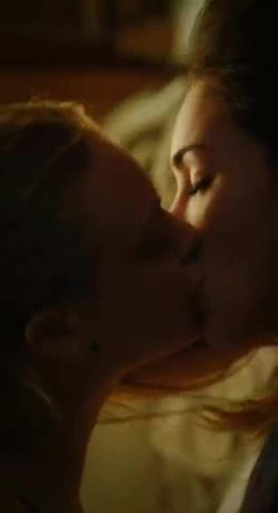 Megan Fox making out with Amanda Seyfried in Jennifer's Body (2009)