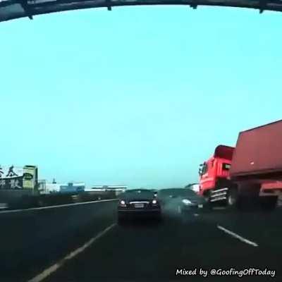 Pls be careful to not driving near big trucks