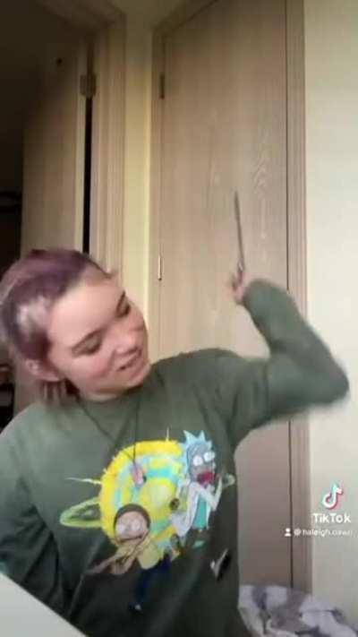 girl plays with a knife for a tiktok