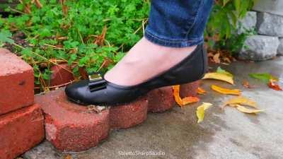 Ballet flats crush snail in garden 🥿🐌