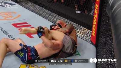 Charles Oliveira submits Justin Gaethje in the 1st round after dropping him with a right hand