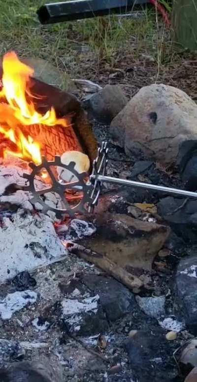 A 360° marshmallow roaster on two axes of rotation