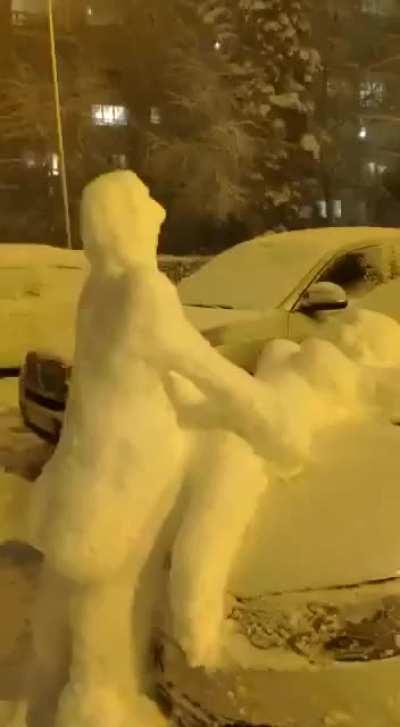 Biggest snowfall in Madrid (Spain) in the last 100 years and people are getting creative