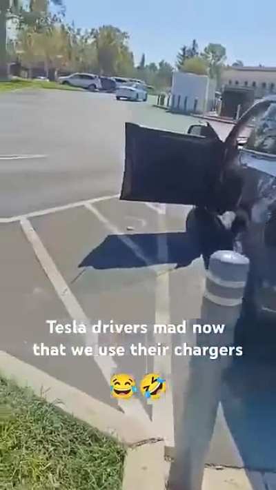 Weird video I found on Imgur of a confused Tesla owner seeing a Bolt owner using a Tesla charger...