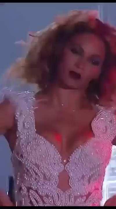 Beyonce jiggly bouncy boobs zoomed in