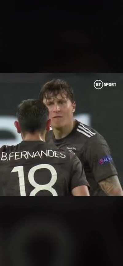 Lindelof and Fernandes disagreeing over Sevilla’s 2nd goal