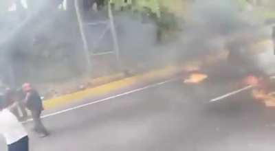 En la autopista Caracas-La Guaira, la GNB se niega a reprimir al pueblo que pide respetar la voluntad. 1:20pm