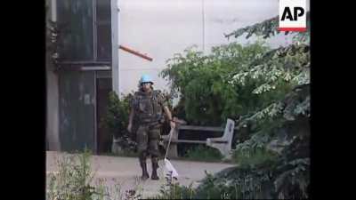 U.N. base in Bosnia surrenders to Serb forces 26.5.95