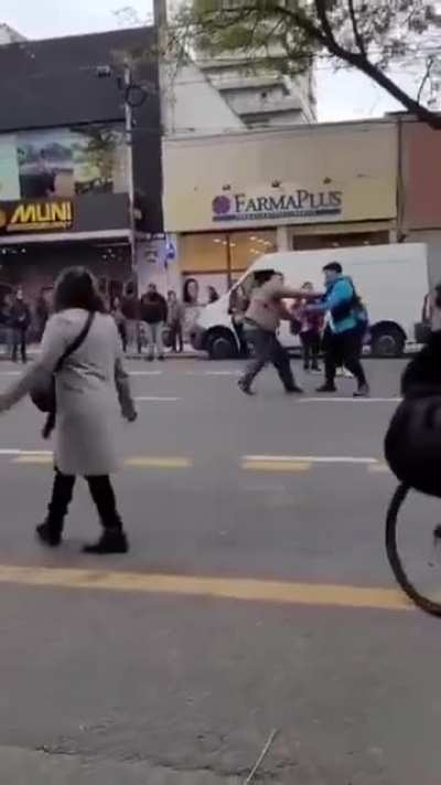 La policía de la Ciudad le quitó dos bolsas de paltas a un vendedor callejero.
