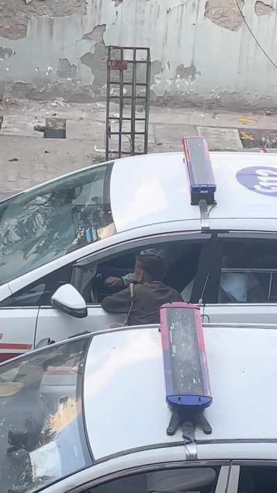 Cop blocking the road just to have a chat with his buddy