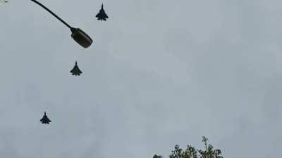 Su-57s howling in the sky [video]