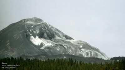 Mount St. Helens disintegrates in enormous landslide (1980)