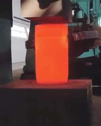 Compressing hot metal with hydraulic press