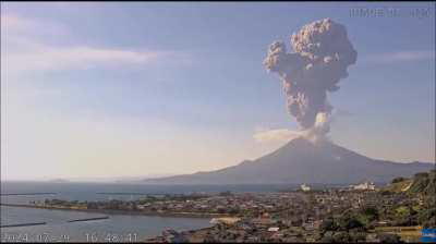 Volcanic shockwave as Mount Sakurajima in Japan blows her top