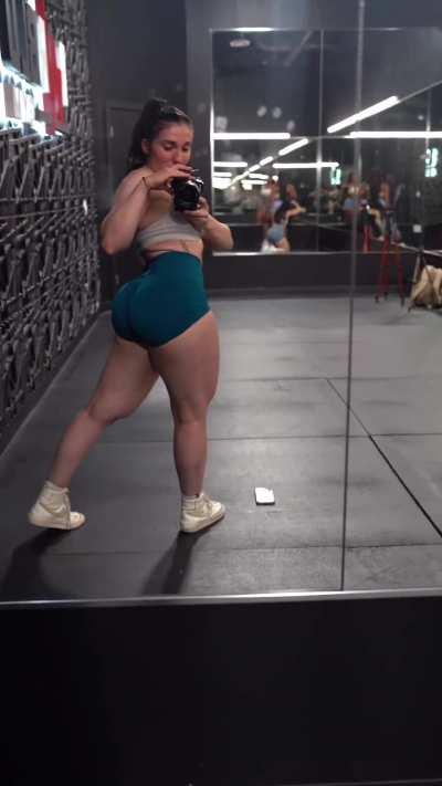 Wow! Kiri’s glutes & quads are INSANE!