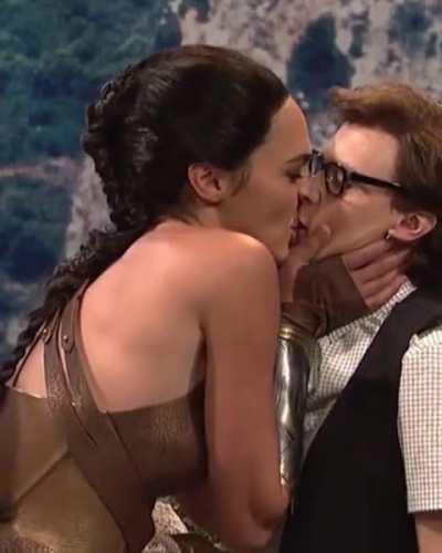 Gal Gadot kissing