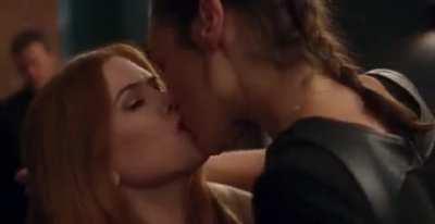 Gal Gadot & Isla Fisher Kissing