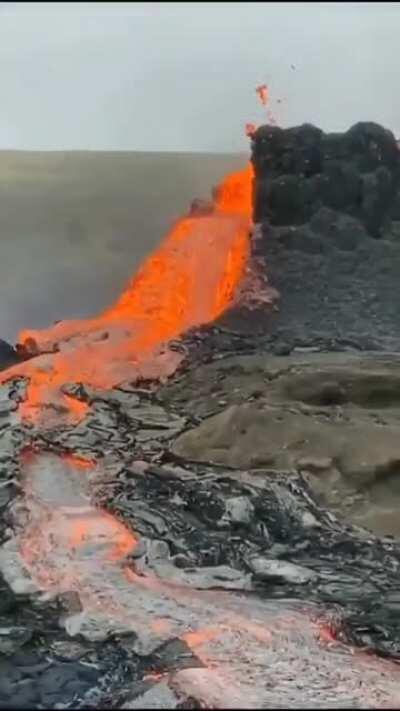 🔥 Close Encounter w/ a Flowing Lava