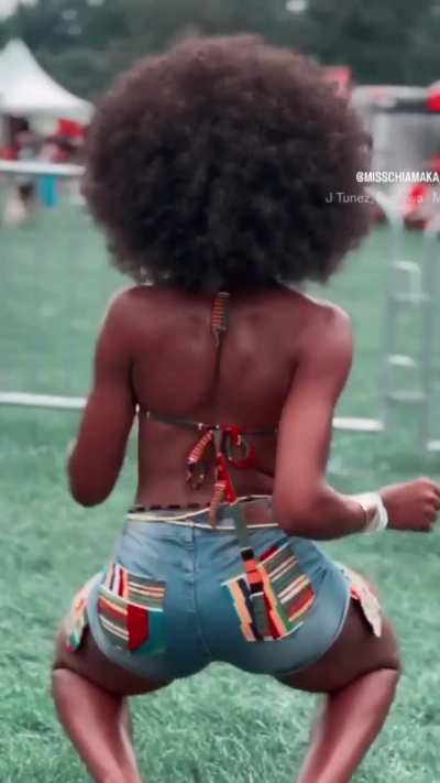 Sexy Afro women swinging her hips so hot 🍑💦